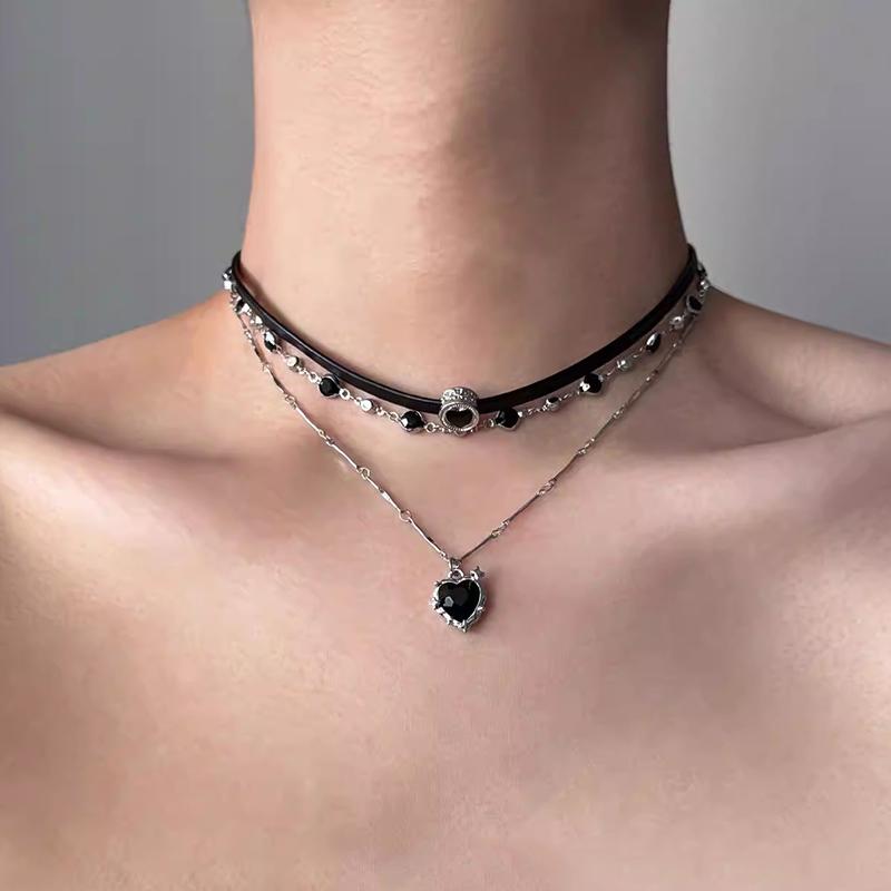 Gothic Multi Layer Black Peach Heart Choker Clavicle Chain Necklace for Women Girls Aesthetic Black Crystal Y2K Jewelry