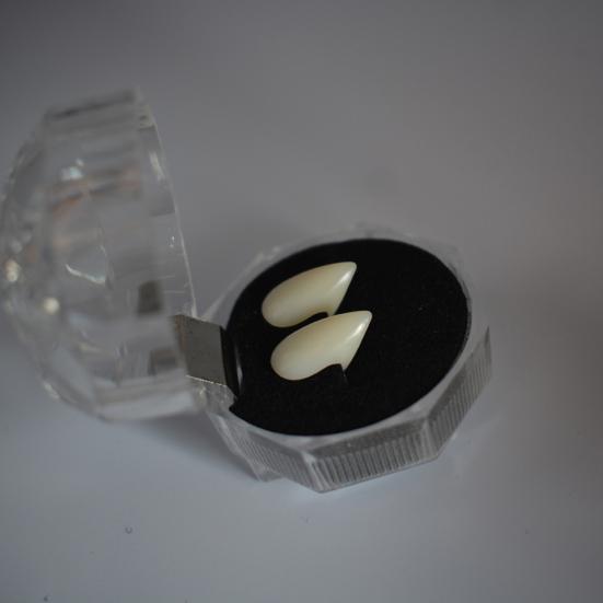 2шт накладные клыки изысканные клыки из смолы без запаха реквизит для косплея на Хэллоуин