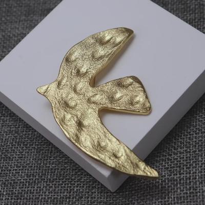 Копия средневековой французской броши Сесиль «Голубь мира»