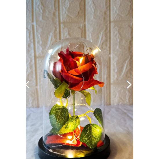 Фея привела освещенную неувядающую красную розовую лампу и подвеску с покрытием из розового золота в стеклянном куполе