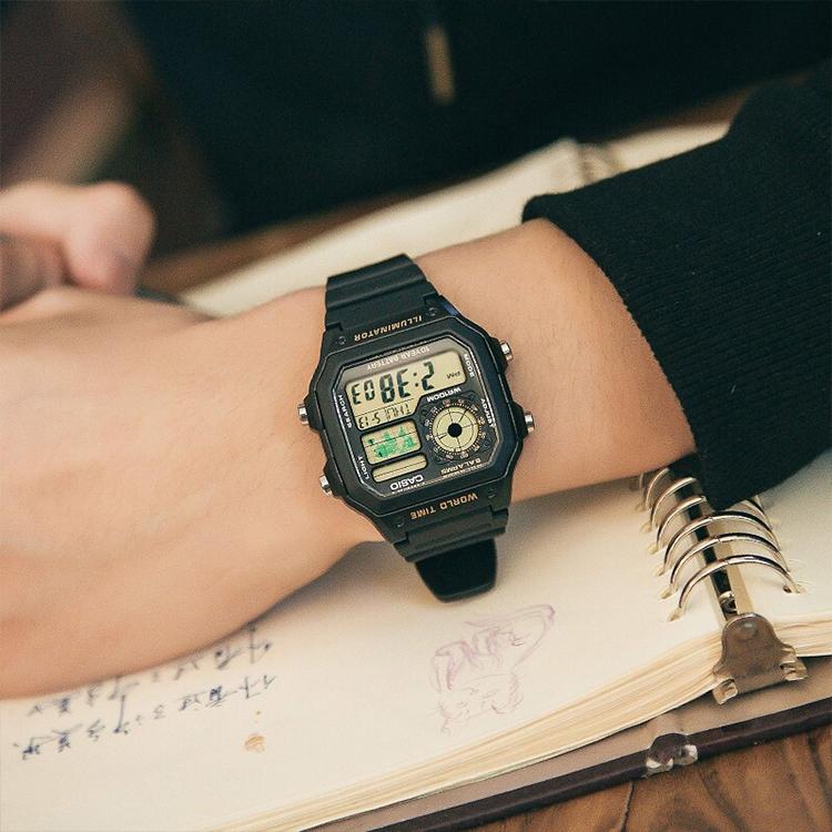 Casio Серия для молодежи Квадратный циферблат Цифровые Ретро Десятилетняя батарея Маленький квадратный Электронные 100-метровая водозащита Электронный механизм Ремешок из смолы AE-1200WH-1B