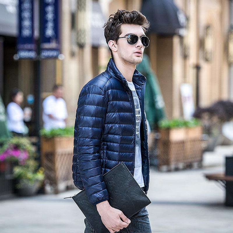 Мужская легкая пуховая куртка приталенного силуэта: Воротник-стойка, Коллекция Осень/Зима, Доступны большие размеры.