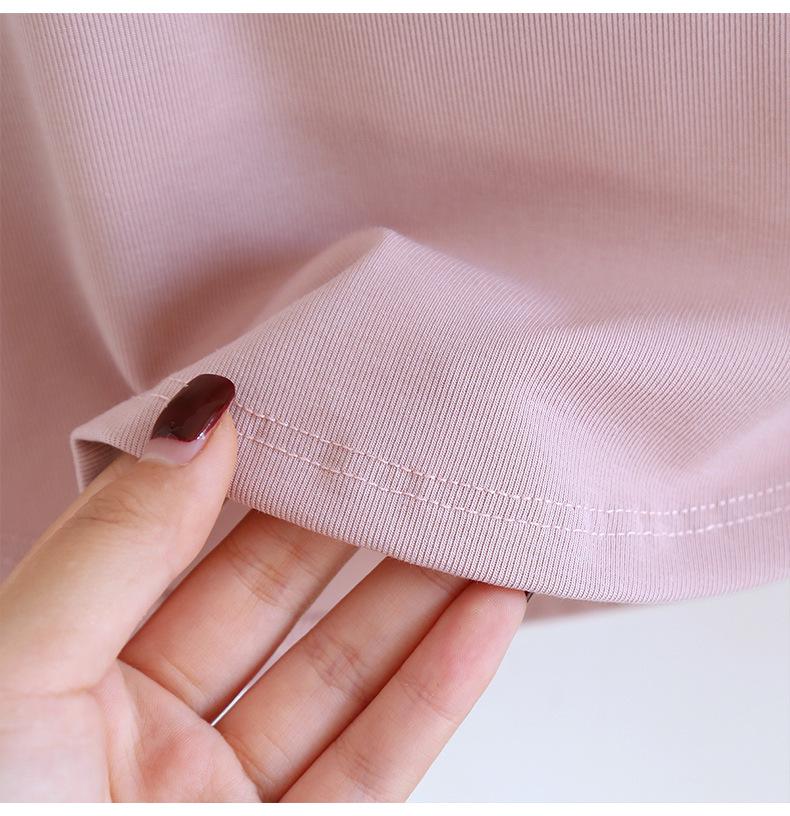 Женская футболка с коротким рукавом, подкладкой под грудь, неровным подолом, квадратным воротником и лифом-бюстгальтером — идеальный вариант для лета.