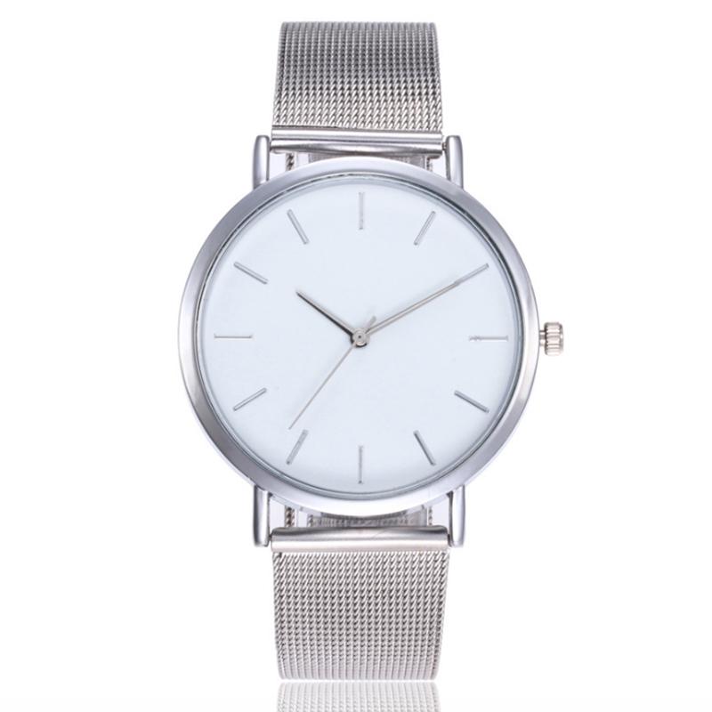 Классические наручные кварцевые часы в стальном корпусе с кожаным ремешком