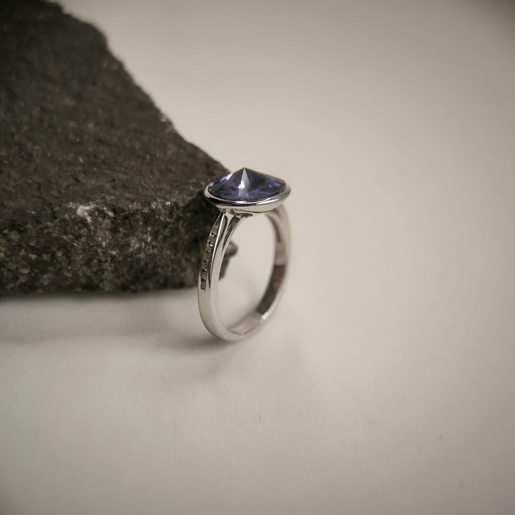 Серебряное кольцо с фианитами, вес изделия 3,58 гр (2177265)