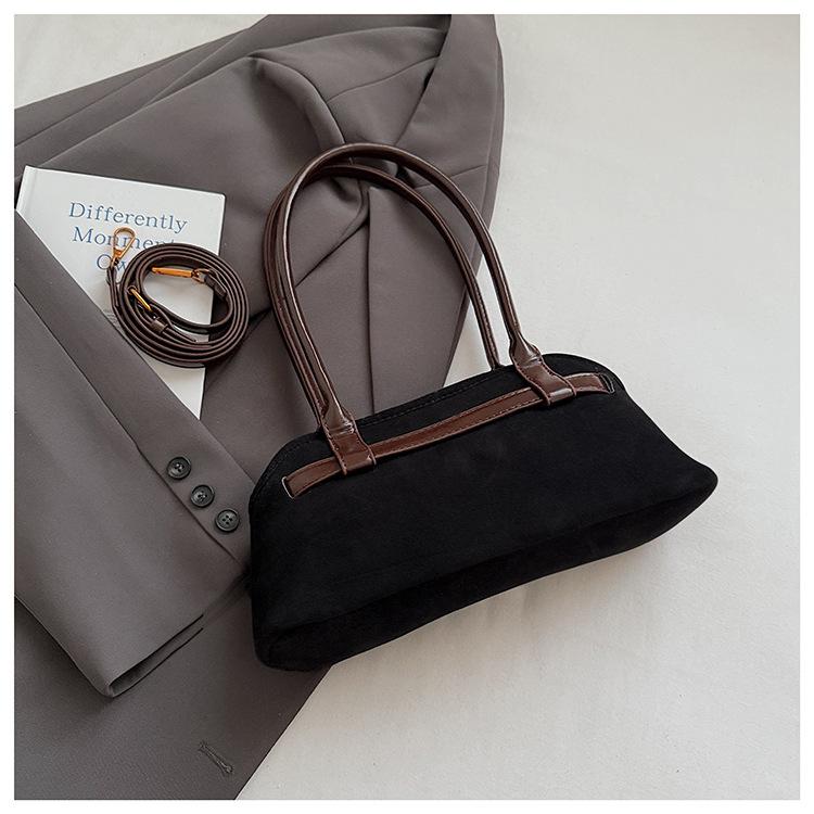 Популярная в этом году женская замшевая сумка 2025 осень новая корейская версия нишевая с ремешком и пряжкой на плечо, сумка-мессенджер
