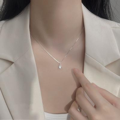 Новое серебряное (925 пробы) колье с цирконами в форме капли воды и мерцающей геометрической цепочкой на ключицу для женских минималистичных украшений
