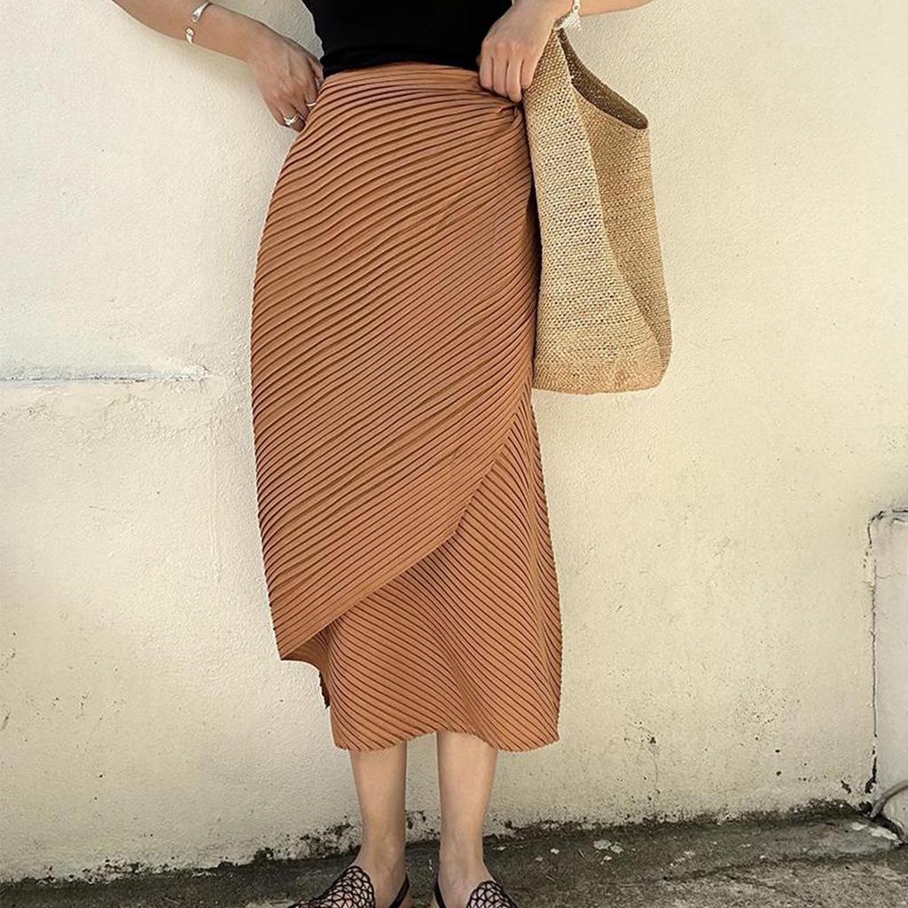 Женская черная плиссированная юбка средней длины с асимметричным разрезом от Мияке