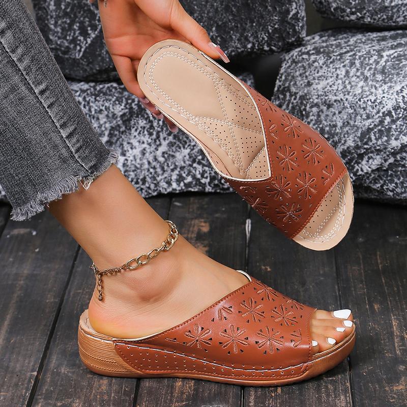 Летние женские тапочки на среднем каблуке, 2024 г., пляжная обувь на платформе с открытым носком, женские уличные нескользящие сандалии на танкетке, легкие повседневные шлепанцы