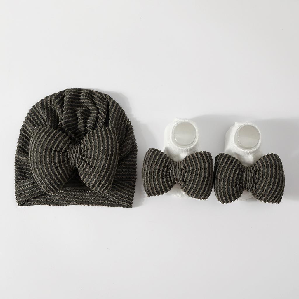 Детский полосатый комплект шапочки и носков для новорожденных, мягкий, для защиты макушки, из хлопка, шапочка, теплая шапка с подкладкой, всесезонный подарочный набор для малыша, носки с нескользящей подошвой