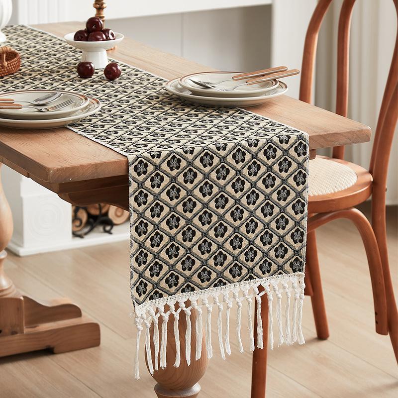 Американский журнальный столик Контрастный цвет Рисунок Пряжа окрашенная Столовая дорожка Черно-белая Волнистая кисточка Тканое столовое полотенце