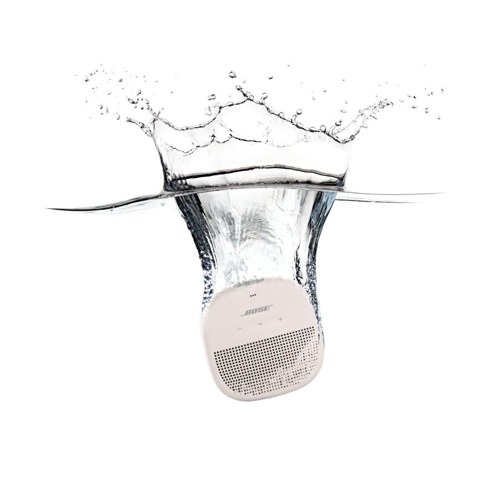 Маленький портативный водонепроницаемый динамик с белым дымчатым микрофоном,