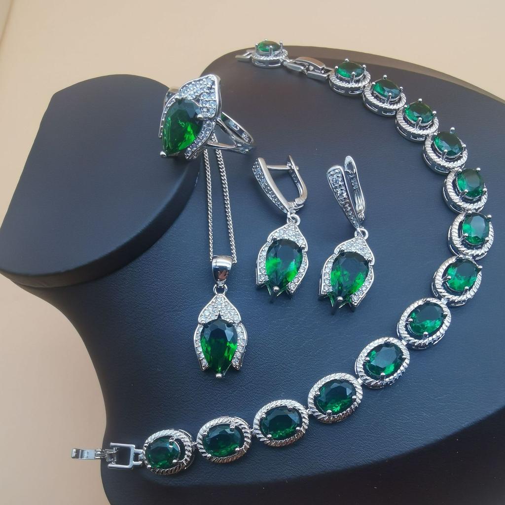 Комплект украшений из четырех украшений из кристаллов танзанита ромбовидной формы в европейском и американском стиле.