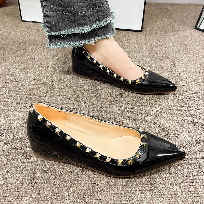 Модные туфли-слипоны с заклепками, нескользящие, на низком каблуке, осенние новинки, с острым носком, с мелким вырезом, на мягкой подошве, с внутренней платформой
