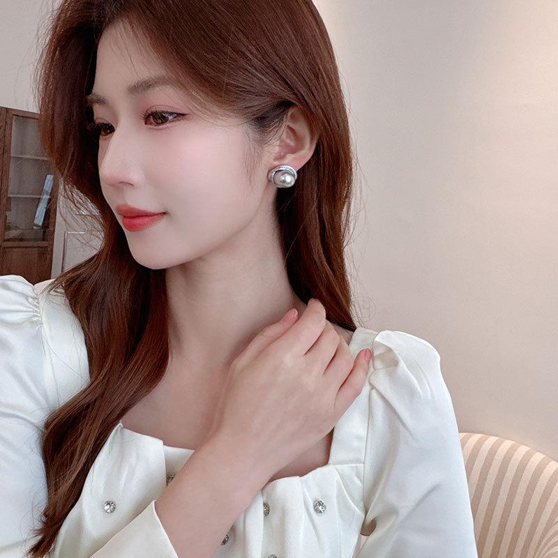 Женские серьги в стиле легкой роскоши, элегантные и простые, с имитацией жемчуга, модные и универсальные, серьги нишевого дизайна