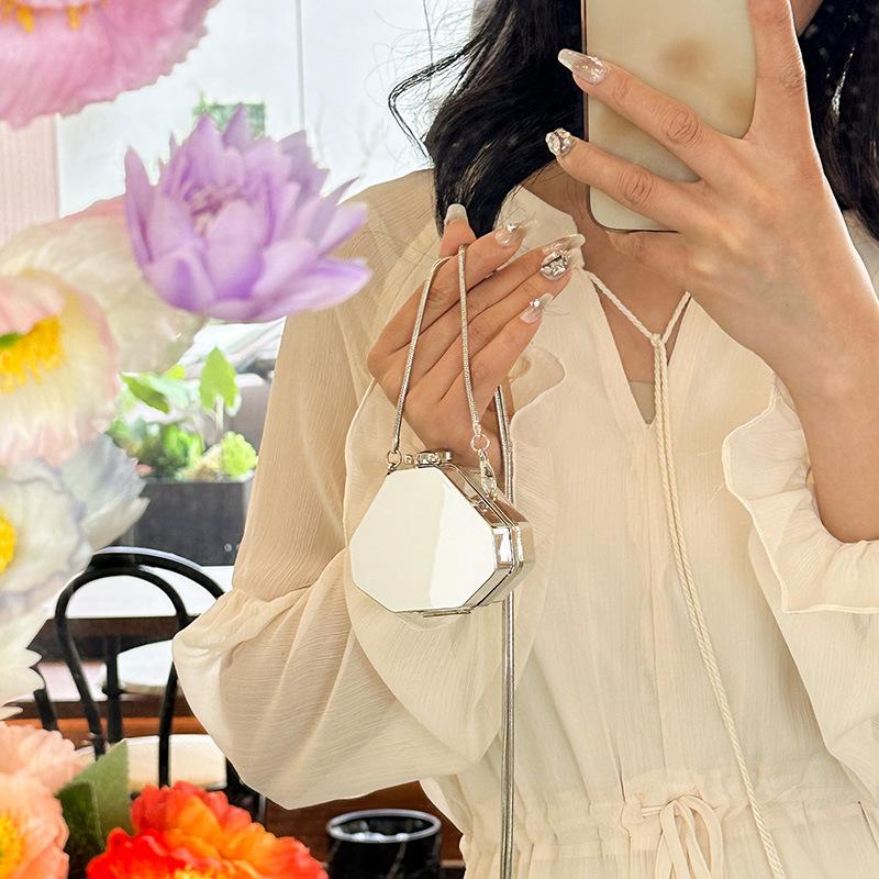 Мини любовь маленькая сумка женская 2025 новая европейская и американская мода глянцевая плечевая цепочка кроссбоди акриловый мундштук красный конверт