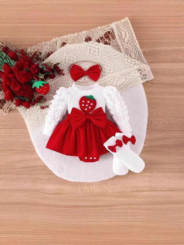 Набор из боди для девочки на тему клубники с красным бантом, повязкой на голову и носочками