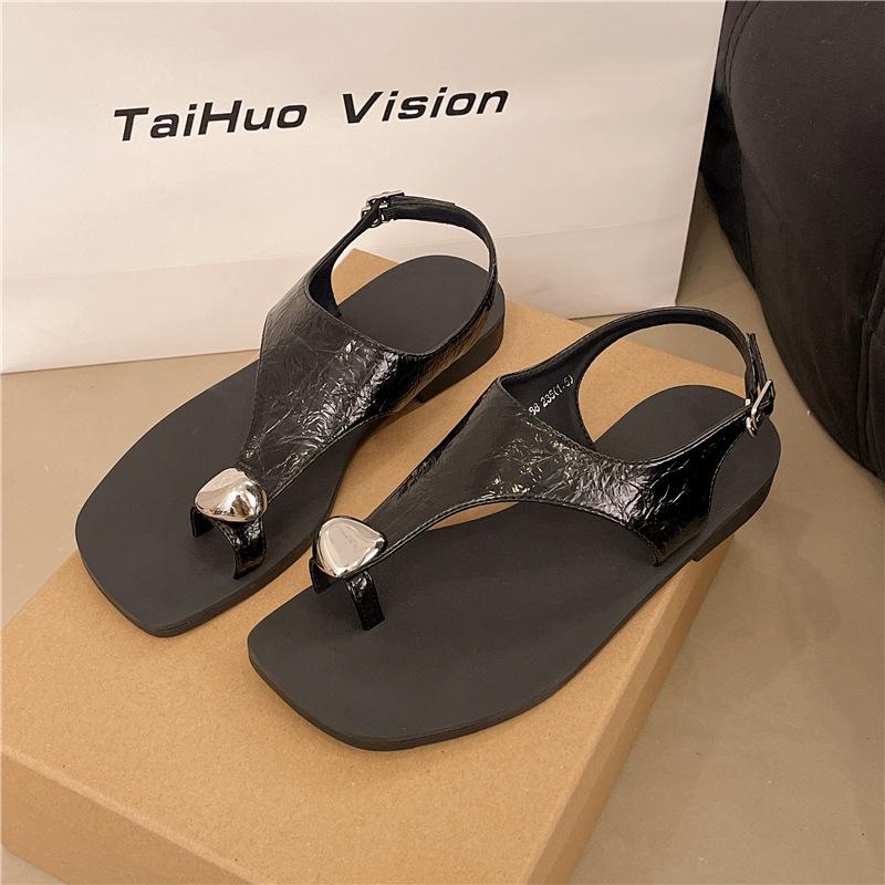 Retro metal buckle flat bottom cover toe sandals women wear summer new pinch toe sandals