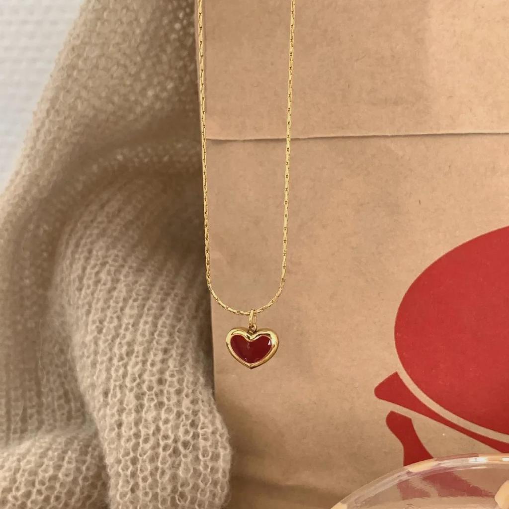 Женское ожерелье из титановой стали с красным сердцем 2023 года — маленькая ключичная цепочка с подвеской в виде персикового сердца