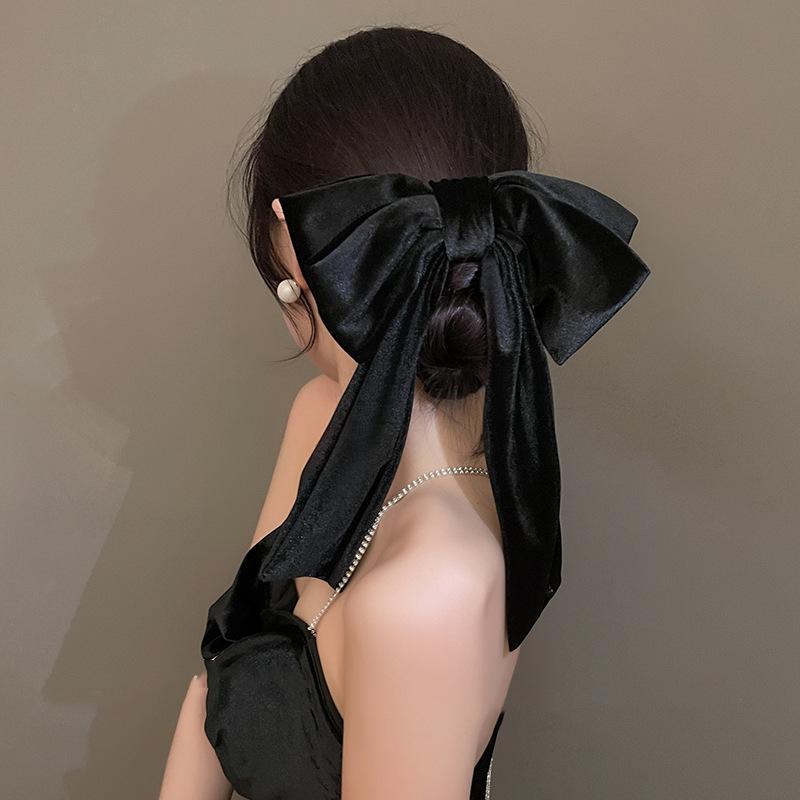 Заколка-бантик из бархатной черной ленты для осени и зимы