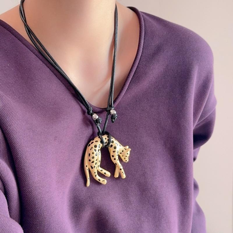 Подвеска на цепочке в форме леопарда с гальваническим покрытием, разработанная для элегантных и стильных нарядов