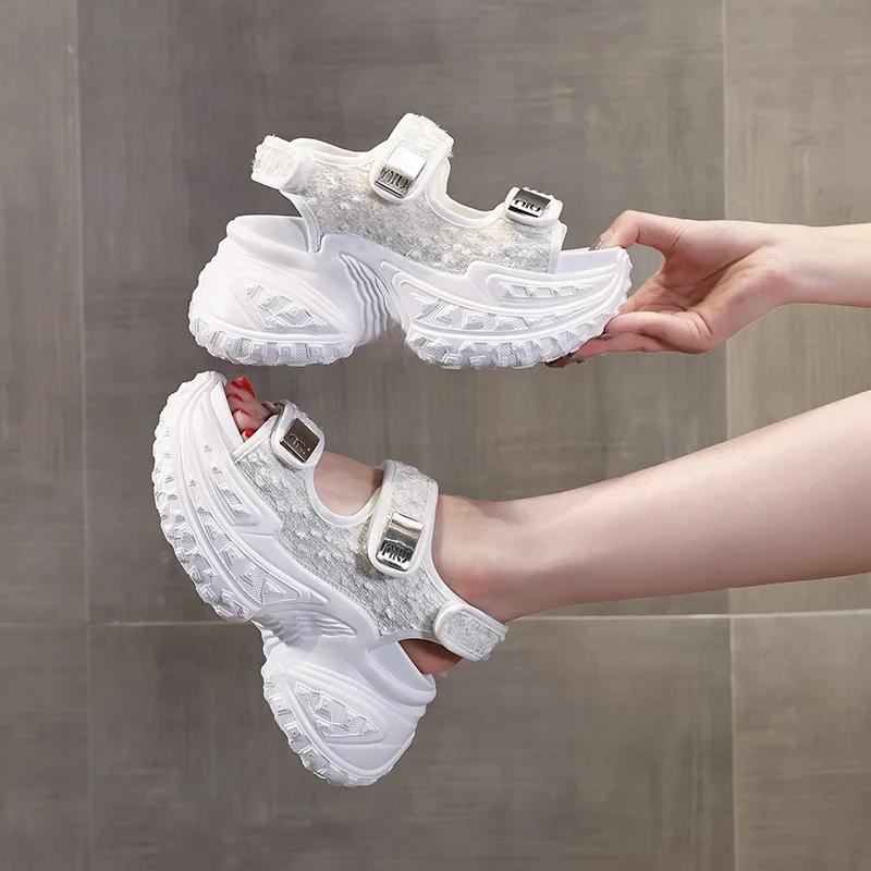 Модные новинки лета 2024 года, женские босоножки на толстой пряжке, блестящие босоножки на платформе и танкетке, удобные для девочек, толстая подошва, пляжная повседневная обувь для женщин