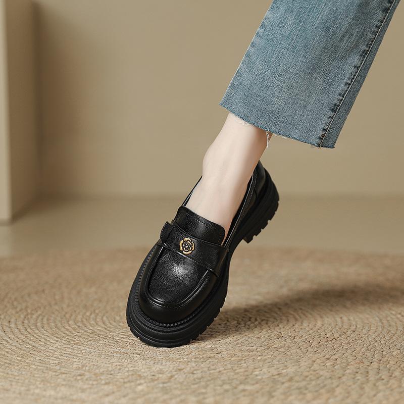Лоферы на толстой подошве в британском стиле ретро с одним ремешком женские классические камелии 2025 ранняя весна маленькие кожаные туфли одинарная обувь