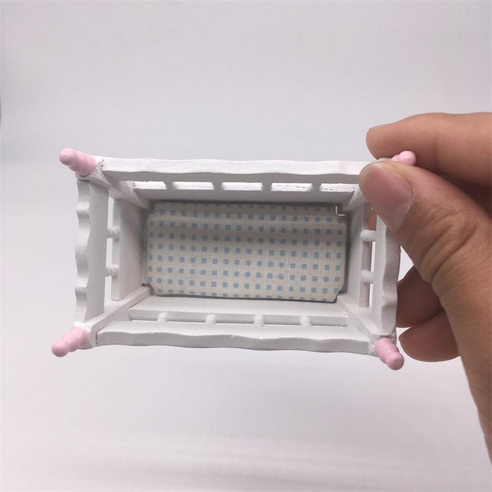 1:12 Кукольный домик Миниатюрные куклы Мебель Белая деревянная детская кровать Детские игрушки Деревянная детская кроватка Детская кроватка