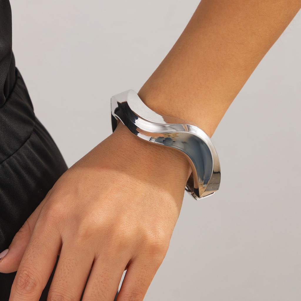 Cold Autumn and Winter Temperament Geometric Splicing Open Bracelet, Design Sense Corrugated Smooth Metal Wind Bracelet Women