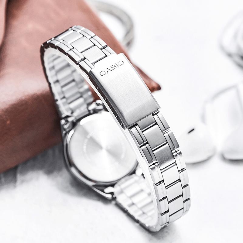Casio Женские часы стандартной серии Черные LTP-V005D-1B2 LTP-V005D-1B2