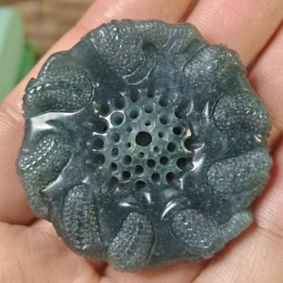 **Кулон «Девять Драконов и Жемчужный Нефрит»**: Резьба из натурального жадеита высшего сорта для мужчин и женщин**