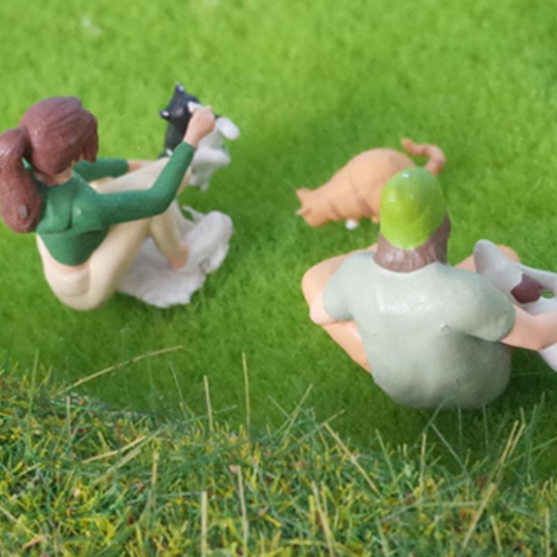 1:Миниатюрные фигурки людей в масштабе 1:64, модель девочки, кормящей кошку, DIY-ландшафты, креативные комбинации миниатюрных сцен, макрофотография