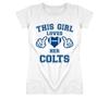 Эта девушка любит свою футболку с логотипом команды Indianapolis Colts