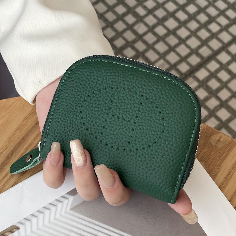 Новый кошелек для монет из натуральной кожи 2025 года: Верхний слой коровьей кожи, ажурный дизайн, многофункциональный держатель для карт и отделение для банковских карт