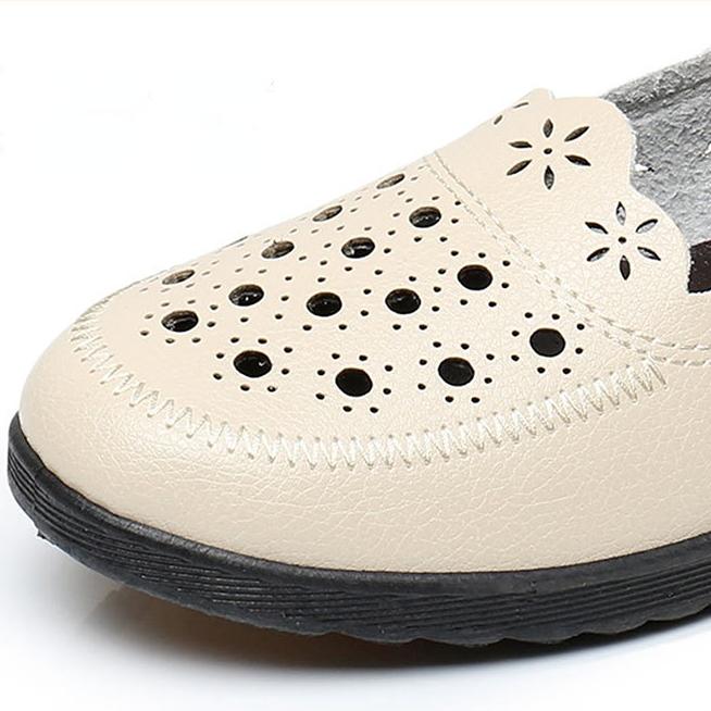 Сандалии для мамы, летние сандалии, дышащие модные туфли из полой кожи, нескользящая женская обувь на плоской подошве с мягкой подошвой