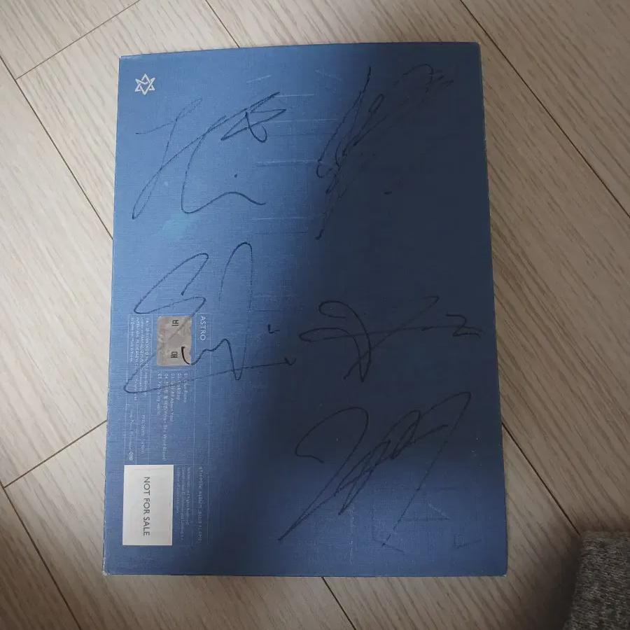 Подпись альбома от Astro