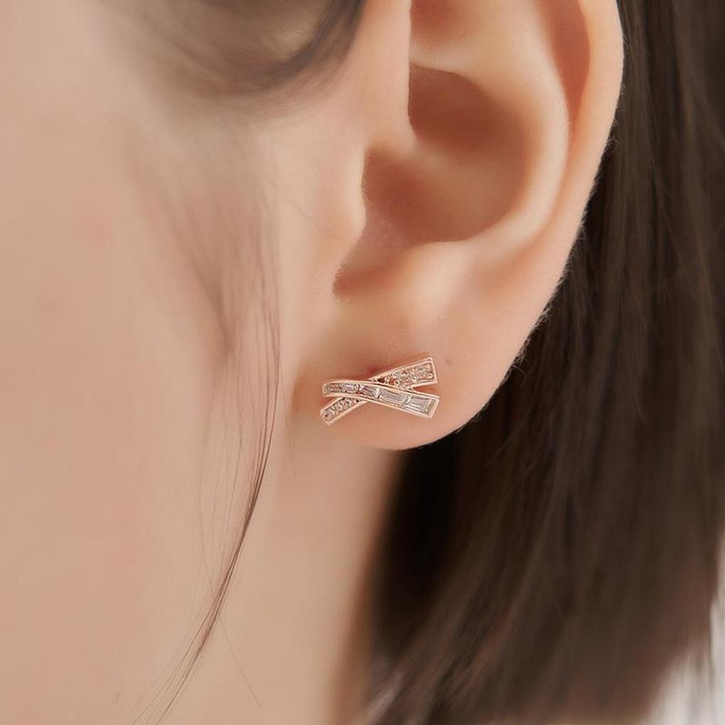 [ELLE Jewelry] Серьги-гвоздики с крестиком и фианитом 14K GF ELGPEE568
