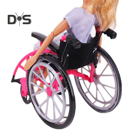 Мини-игрушка в виде инвалидной коляски для кукольного домика Миниатюрная модель с костылями Украшение дома DIY Поделки Песочный столик Аксессуары Игрушки для инвалидной коляски Мини-костыли