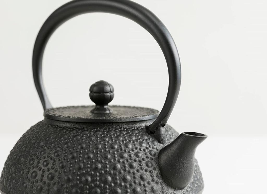 Iwachu Iron Kettle, 9-type, Flat Round Tortoise Shell Design, Black Finish (Kamayaki), 1.1L, for Direct Heat, Nanbu Ironware, 11702