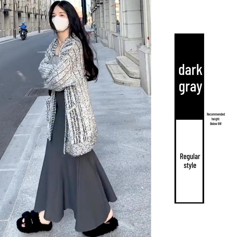 Black High-Waisted Knit A-Line Fishtail Skirt, Hip-Hugging Mid-Length Design for Spring 2025 and Autumn/Winter Women's Fashion.