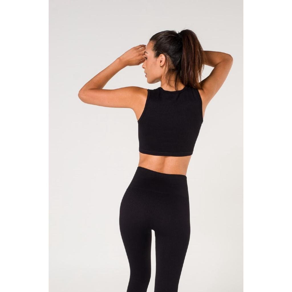 Бесшовный спортивный бюстгальтер в рубчик