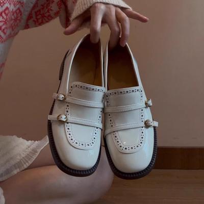 Gu Yunshu мокасины на низком каблуке с резной пряжкой на ремне, женские туфли на весну 2025 года с круглым носком в британском стиле, кожаные туфли с одной педалью