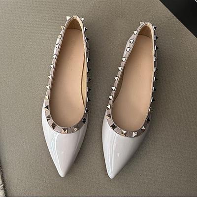 Туфли с заклепками и острыми головками, женские, французский темперамент, лакированная кожа, верхняя одежда, туфли из ивы, ночной бриз, нежные, телесного цвета, плоские туфли для женщин