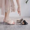 Крутые тапочки женские 2025 новые летние средний каблук толстый каблук французские универсальные для улицы фея ветер жемчуг сандалии с двумя способами носки