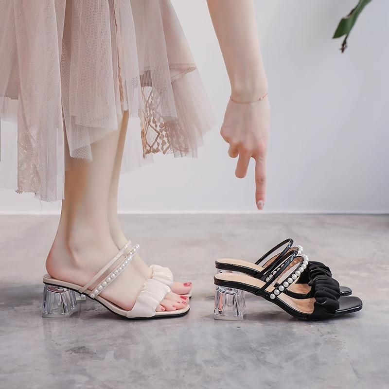Крутые тапочки женские 2025 новые летние средний каблук толстый каблук французские универсальные для улицы фея ветер жемчуг сандалии с двумя способами носки