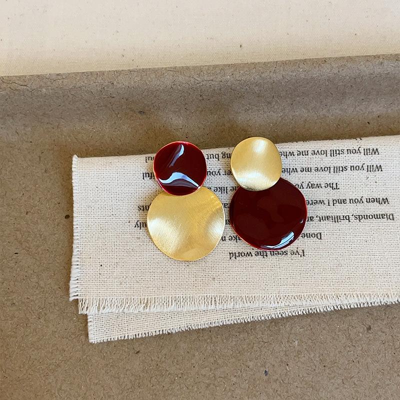 Геометрические матовые серьги-гвоздики с металлическим диском в форме капли масла, женские серьги-гвоздики с нишевым дизайном, нежный темперамент, уникальные универсальные серьги