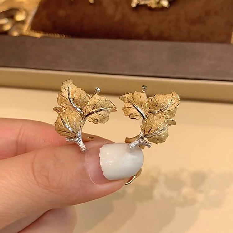 Двухцветные золотые итальянские филигранные серьги в виде виноградного листа