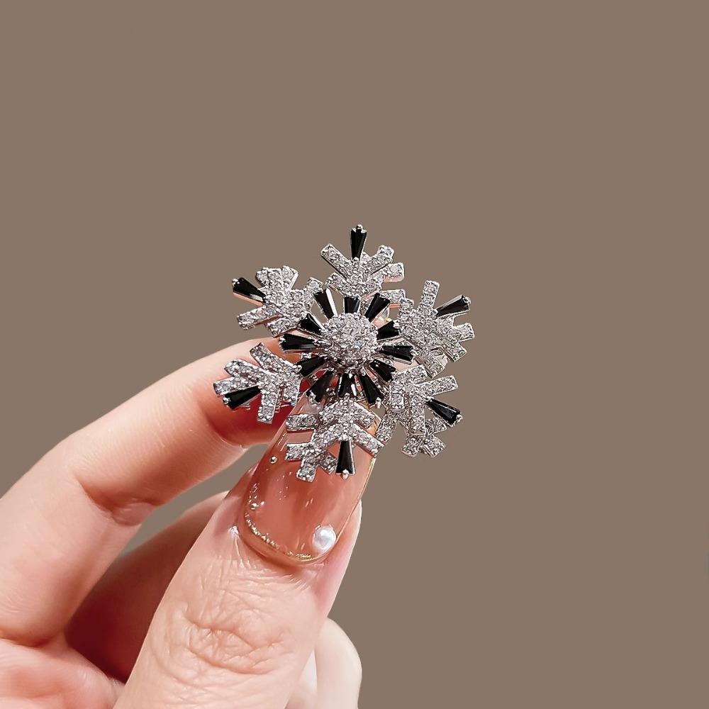 Luxury Creative Full Inlay 5A Zircon Rotating Snowflake Brooch for Women Trendy High-end Pin Corsage Suits Accessories Zircon