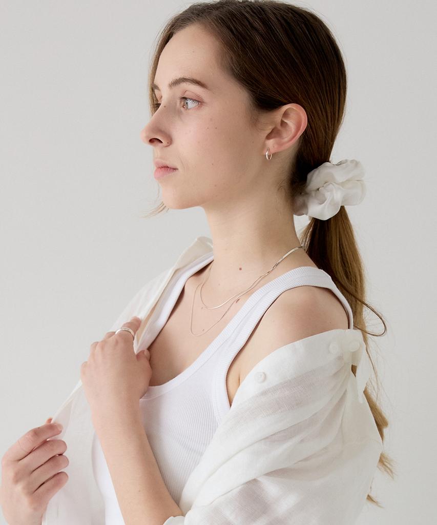 Шелковый scrunchie Aphrose с логотипом в рамке (белый)