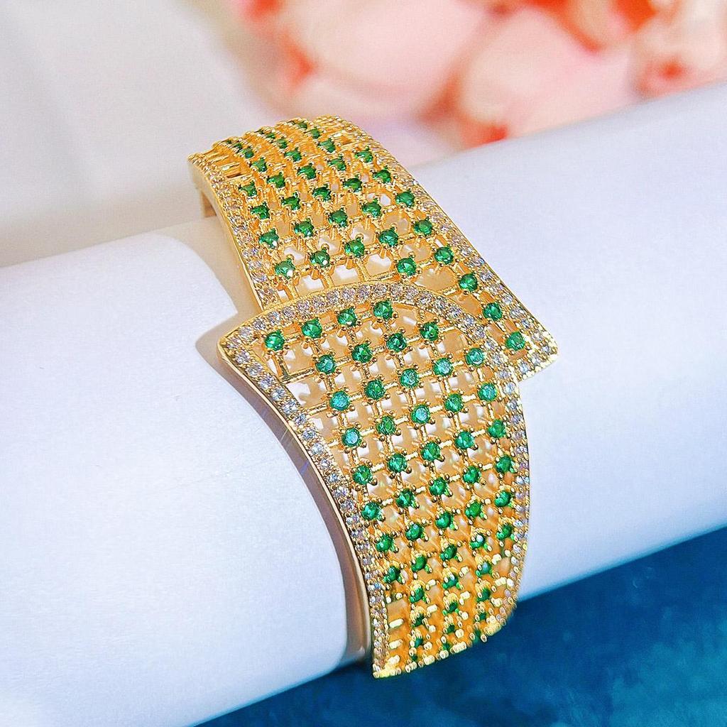 CMM Dubai Golden Retro Emerald Color Zirconia Hollow Large Wide Bangle Bracelet Womens Party Aristractic Hand Jewelry Accessories